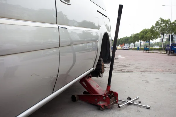 Changer une roue d'une voiture moderne — Photo