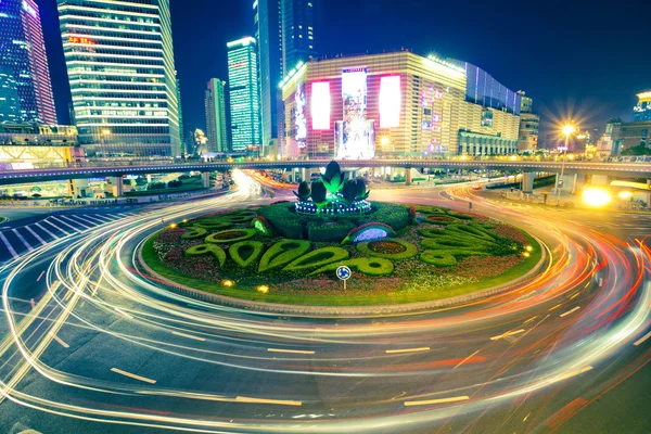 I sentieri luminosi sullo sfondo dell'edificio moderno — Foto Stock