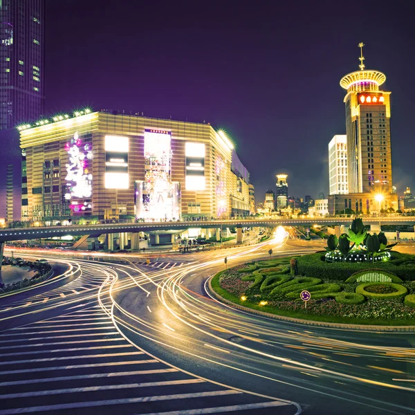 The light trails on the modern building background — Stock Photo, Image