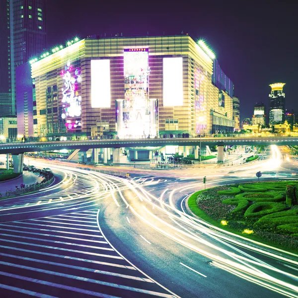 I sentieri luminosi sullo sfondo dell'edificio moderno — Foto Stock