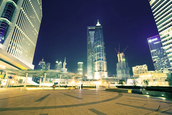 The light trails on the modern building background — Stock Photo, Image