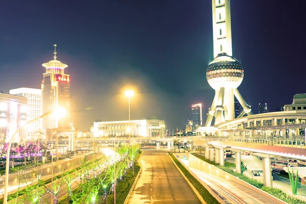 Die Lichtspuren auf dem modernen Bauhintergrund — Stockfoto