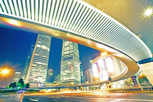 Les sentiers lumineux sur le fond du bâtiment moderne — Photo