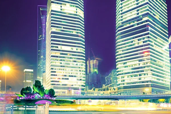 De lichte paden op de moderne achtergrond van het gebouw — Stockfoto