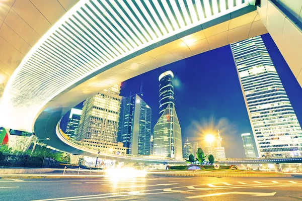 Los senderos de luz en el fondo del edificio moderno — Foto de Stock