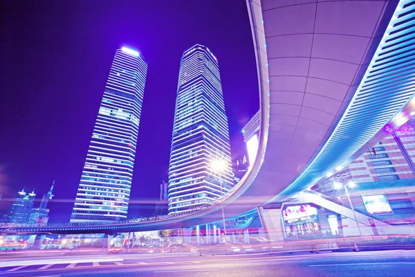 Los senderos de luz en el fondo del edificio moderno — Foto de Stock