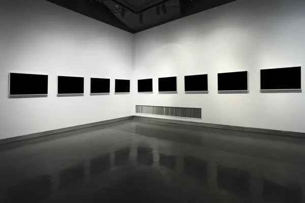 Marcos en la pared blanca en el museo de arte — Foto de Stock