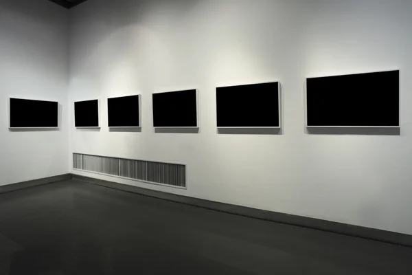 Marcos en la pared blanca en el museo de arte —  Fotos de Stock