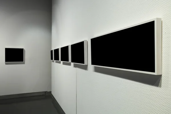 Rahmen an weißer Wand im Kunstmuseum — Stockfoto