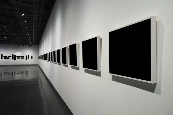 Frames on white wall in art museum — Stock Photo, Image