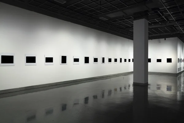 Frames op witte muur in art museum — Stockfoto