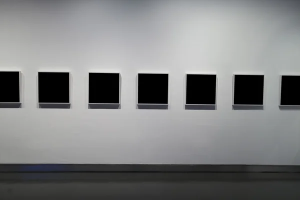 Molduras na parede branca no museu de arte — Fotografia de Stock