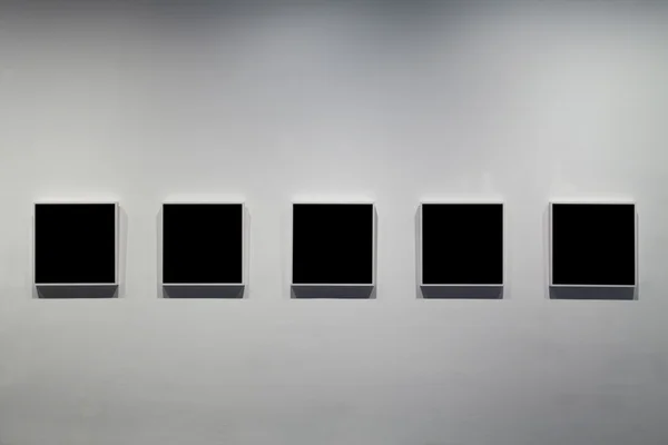 Ramar på vit vägg i konstmuseum — Stockfoto