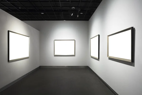 Ramar på vit vägg i konstmuseum — Stockfoto