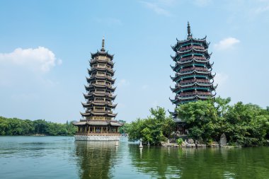 Banyan göl pagodadan, guilin, Çin'de, güneş, diğer ay temsil eder