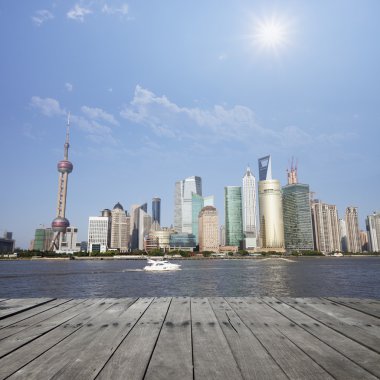manzara ile ahşap yerde shanghai