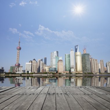 manzara ile ahşap yerde shanghai