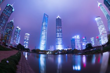 Modern şehrin gece sahnesi