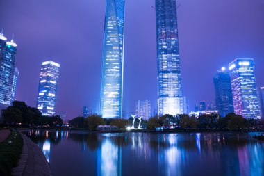 Modern şehrin gece sahnesi