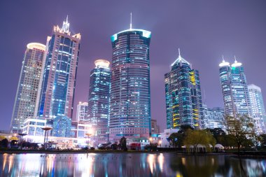 Modern şehrin gece sahnesi