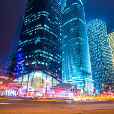 Modern şehrin gece sahnesi
