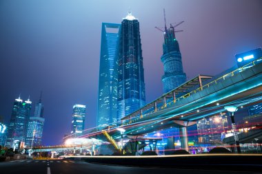 Modern şehrin gece sahnesi