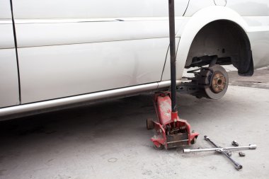 modern bir arabanın tekerleği değiştirme