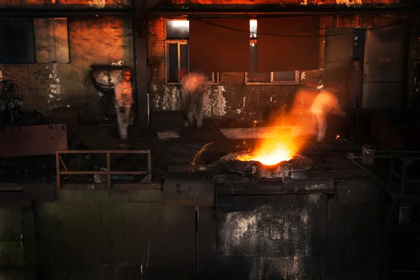 Verter de metal líquido em oficina de lareira aberta — Fotografia de Stock