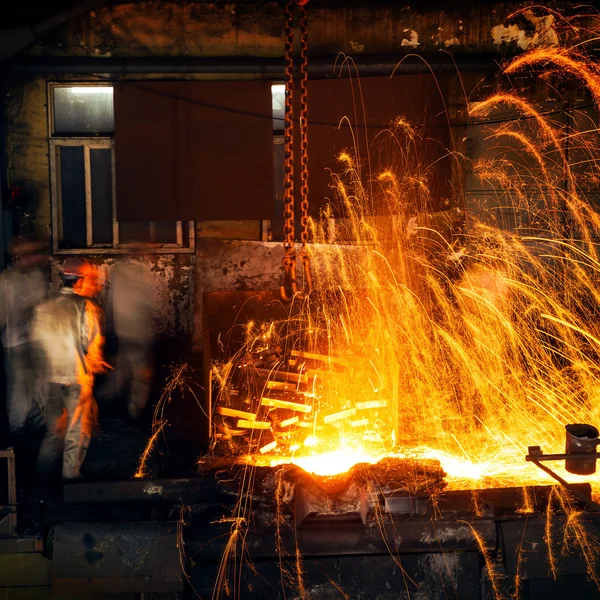 Pouring of liquid metal in open hearth workshop — Stock Photo, Image