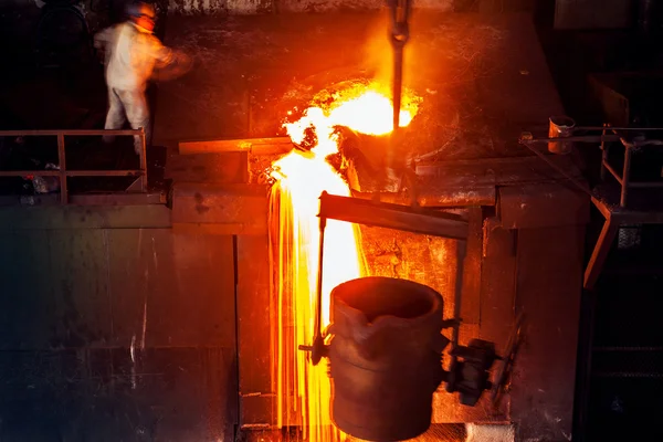 Szakadó folyékony fém nyitott tűzhely műhely — Stock Fotó