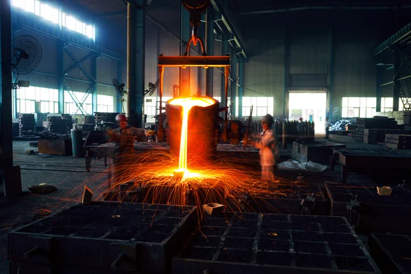 Pouring of liquid metal in open hearth workshop — Stock Photo, Image