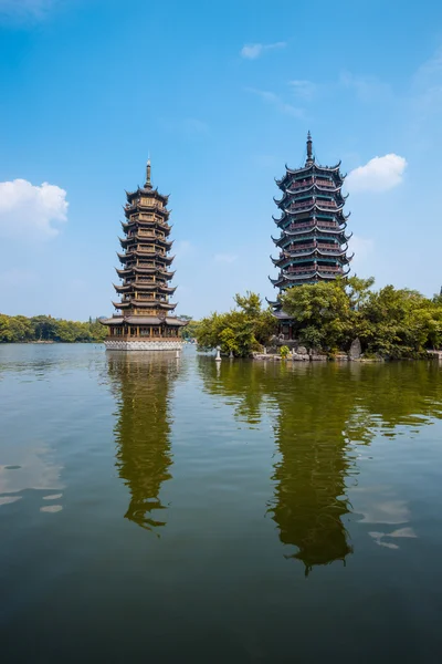 Banyan Lake Pagodas, Guilin, China ,one represents the sun, the other the moon — Stock Photo, Image
