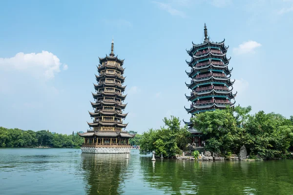 Banyan jezero pagod, guilin, Čína, jedna představuje slunce, druhý měsíc — Stock fotografie