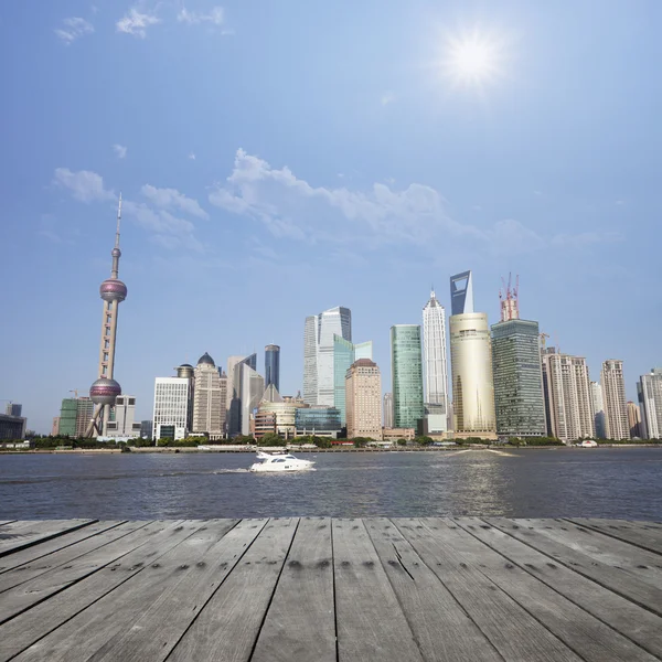 Landschap van shanghai met houten vloer — Stockfoto