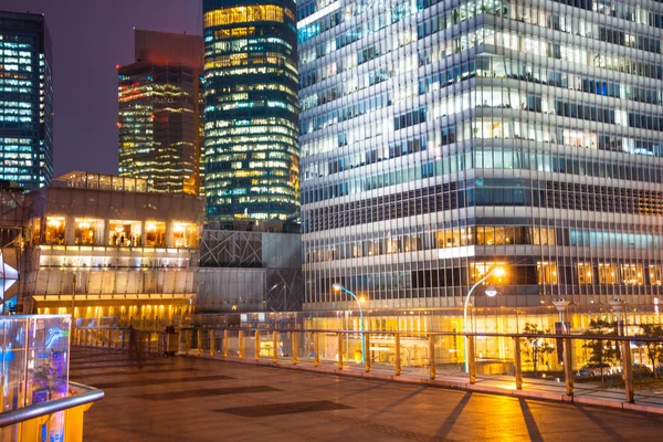 Escena nocturna de la ciudad moderna —  Fotos de Stock