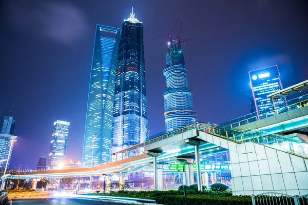 Nachtszene der modernen Stadt — Stockfoto