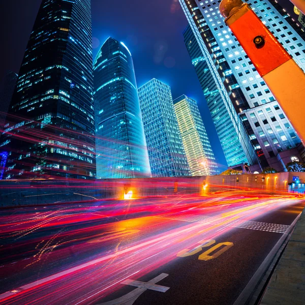 Escena nocturna de la ciudad moderna — Foto de Stock