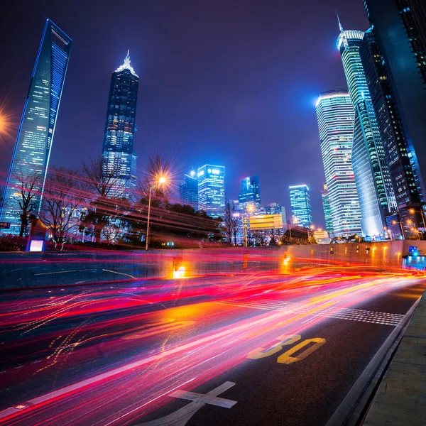 Escena nocturna de la ciudad moderna — Foto de Stock