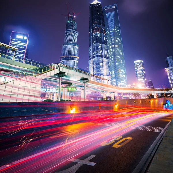 Scena notturna della città moderna — Foto Stock