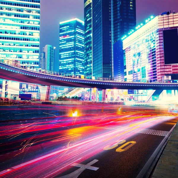 Cena noturna da cidade moderna — Fotografia de Stock