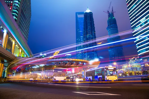 Scena notturna della città moderna — Foto Stock