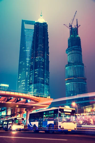 Escena nocturna de la ciudad moderna —  Fotos de Stock