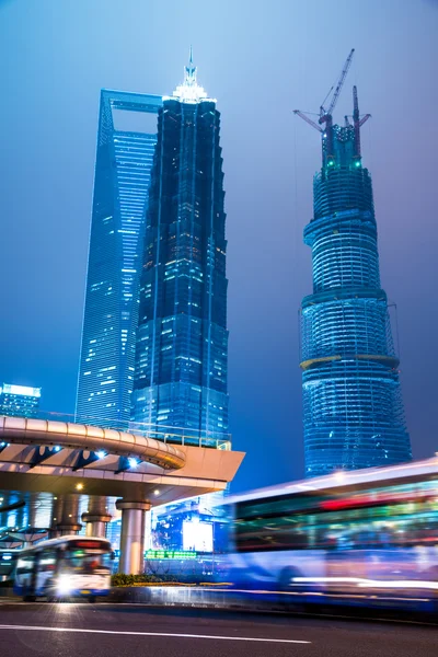 Escena nocturna de la ciudad moderna — Foto de Stock