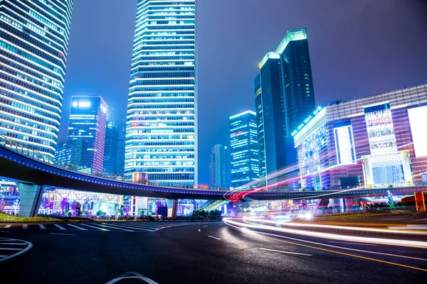 Scène de nuit de la ville moderne — Photo