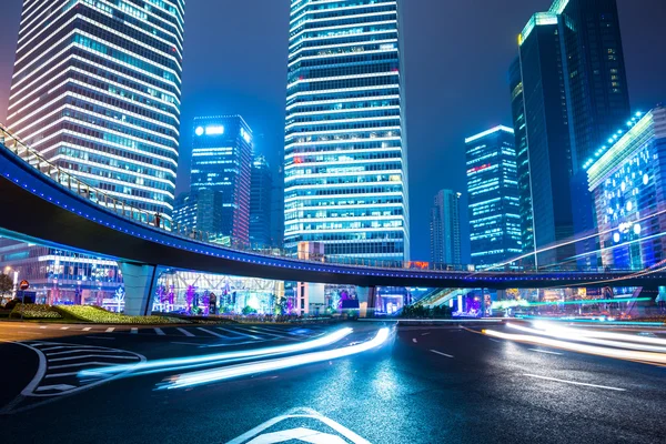 Escena nocturna de la ciudad moderna — Foto de Stock