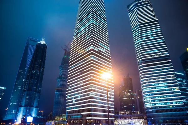 Edificio de oficinas moderno — Foto de Stock