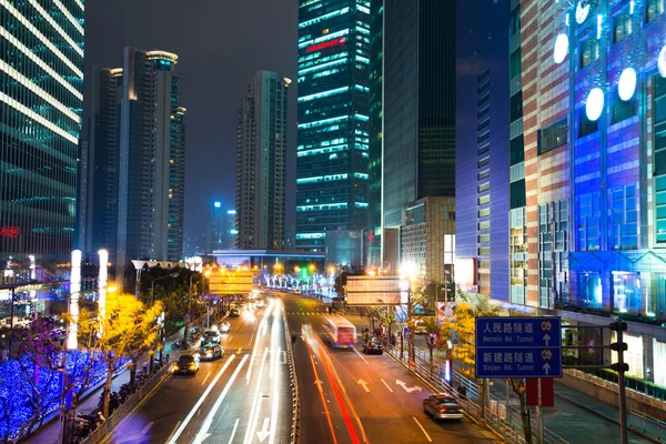 Escena nocturna de la ciudad moderna — Foto de Stock