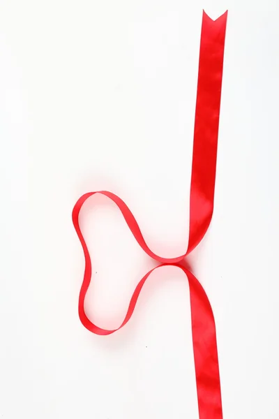 Червона стрічка формує серце — стокове фото