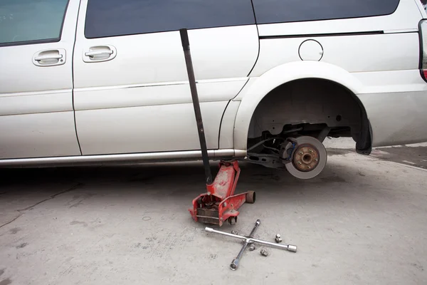 Changer une roue d'une voiture moderne — Photo