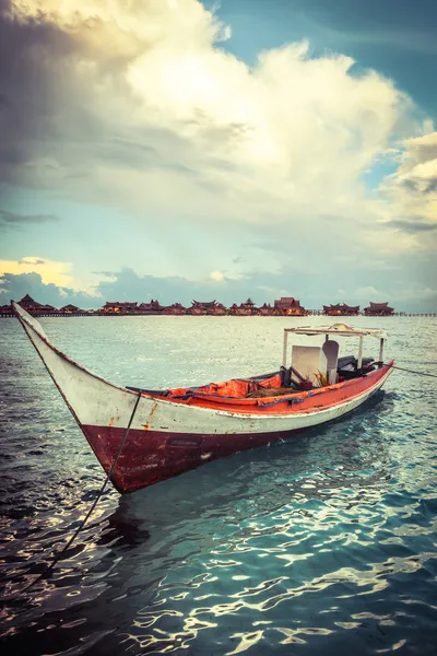 Sahilde tekne — Stok fotoğraf